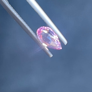 Padparadscha Safir – 2,05 ct – Pæreslibning – Naturlig & Uopvarmet – Sri Lanka